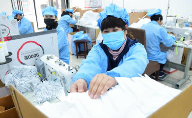 制衣店改線生產(chǎn)口罩 全力滿足市場需求