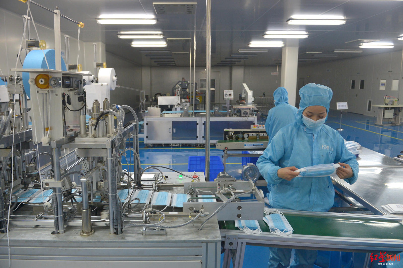 大年三十 這群最可愛的人還堅守一線生產(chǎn)口罩(圖)