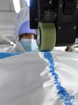 寧夏銀川:服飾企業(yè)復(fù)工轉(zhuǎn)產(chǎn)趕制民用隔離服