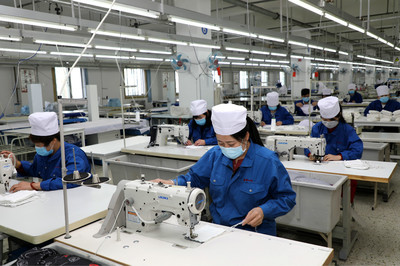 鄂爾多斯 人民健康高于一切，防護用品生產車間全力以赴保供應