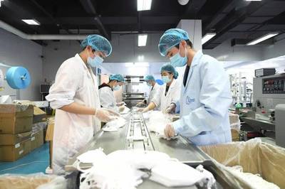 每天100萬(wàn)只口罩從這里產(chǎn)出！探訪(fǎng)春節(jié)不停工的防護(hù)用品生產(chǎn)一線(xiàn)