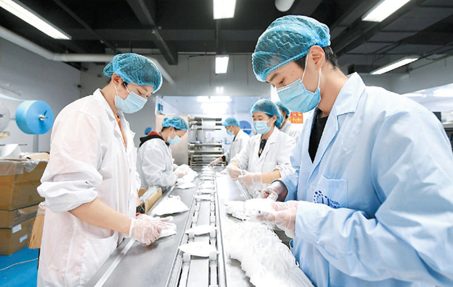 日產(chǎn)百萬(wàn)口罩的守護(hù) 記者探訪(fǎng)醫(yī)療防護(hù)用品工廠(chǎng)紀(jì)實(shí)